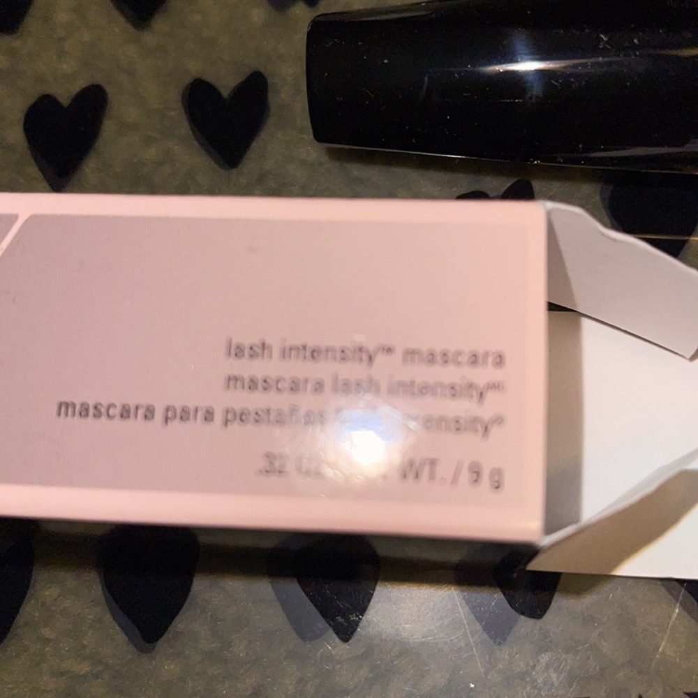 Mascara - Picture 2 of 2